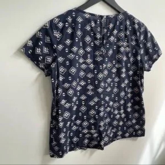 GAP · NAVY PINTUCK PRINTED SHORT SLEEVE - SIZE S - Picture 8 of 9